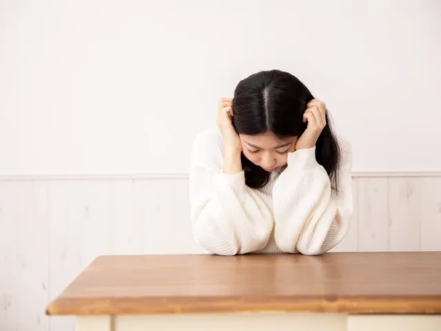 考え込んでいる女性