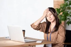 頭痛に悩む女性