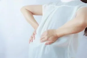 腰を押さえる女性