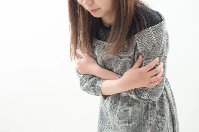 寒気を感じる女性