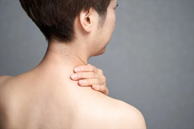 肩を押さえる男性