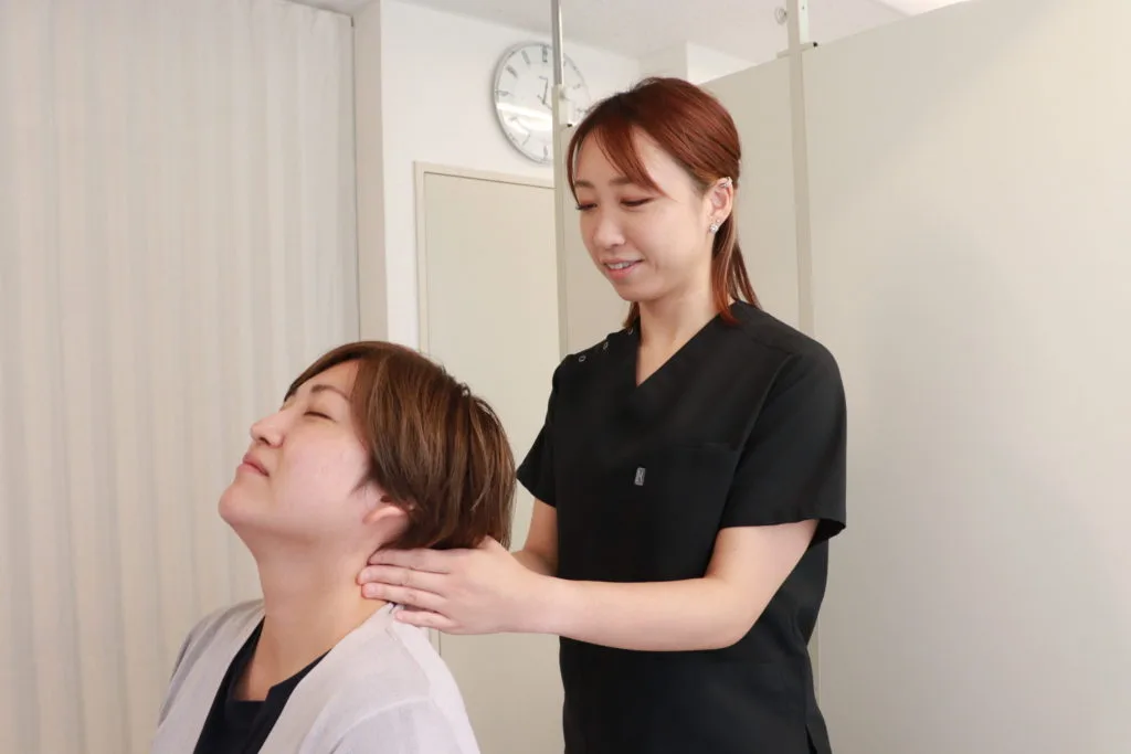 背術中の整体師