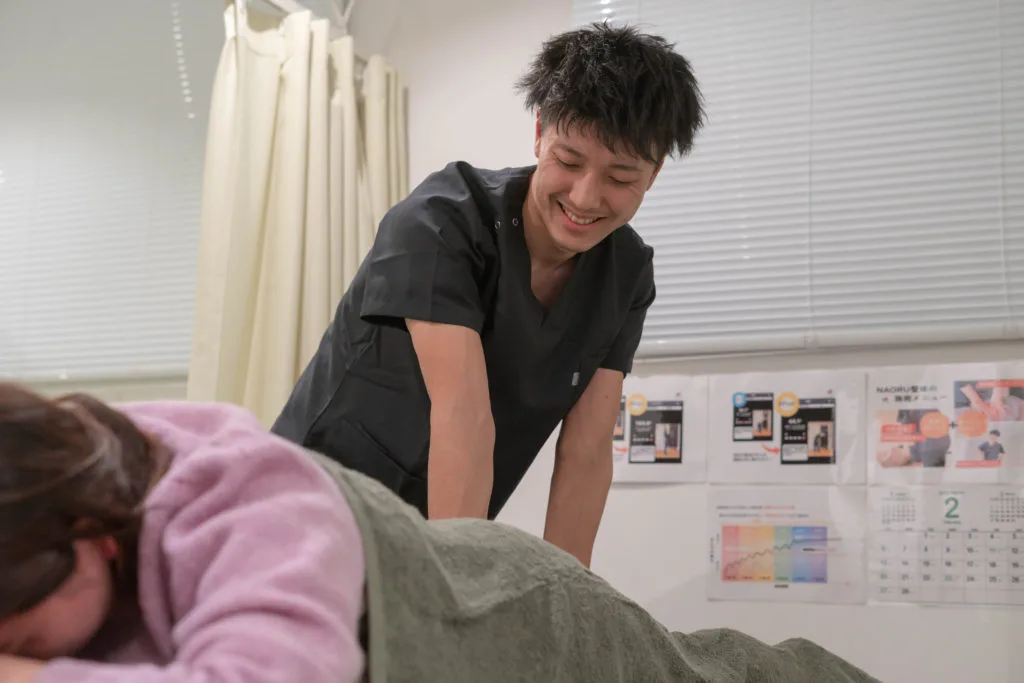 施術中の整体師