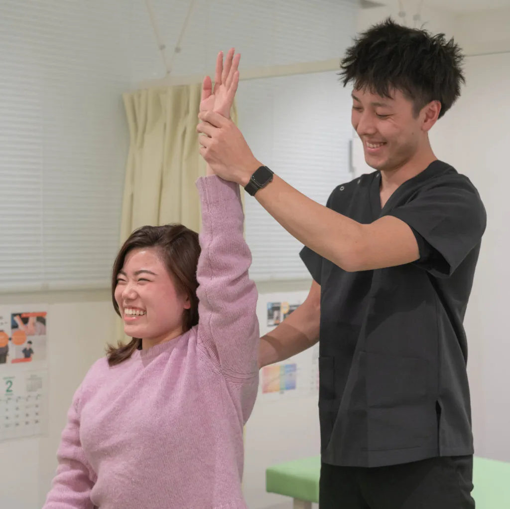 笑顔の患者と整体師