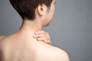 首を押さえる男性