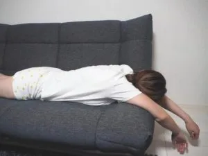 ソファに寝転ぶ女性