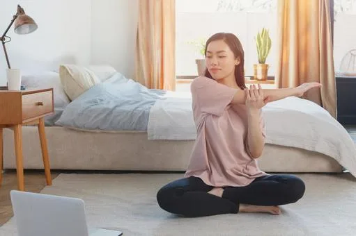 ストレッチ中の女性