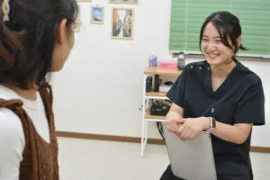 整体師に相談する女性
