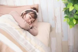 横向きになる女性