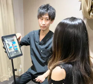 検査結果を伝える施術師