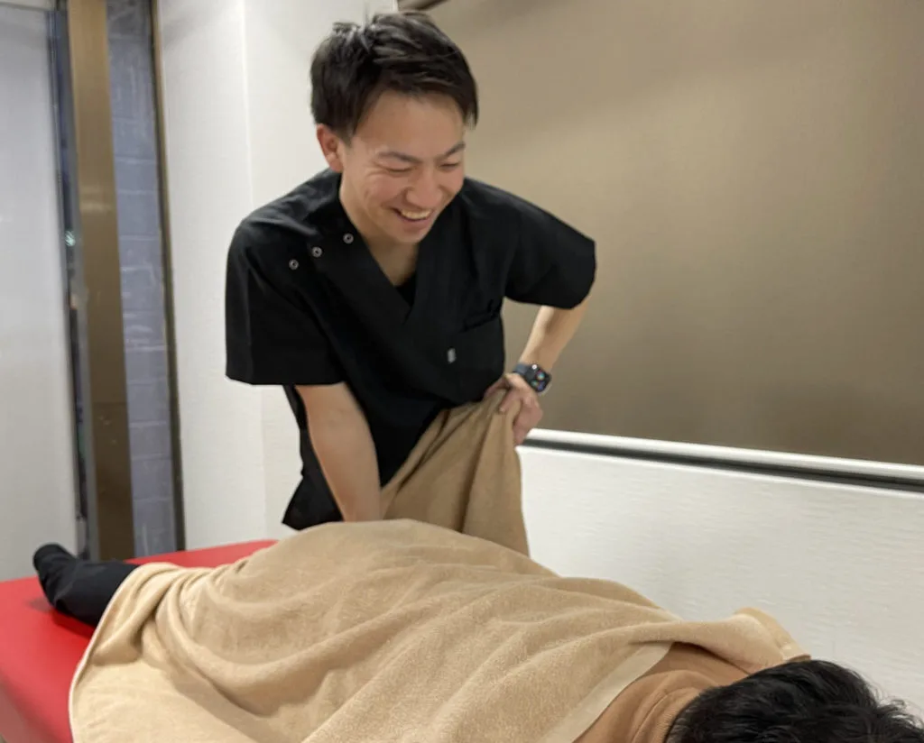 施術中の整体師