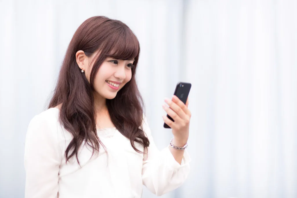 スマホを楽しそうにみている女性