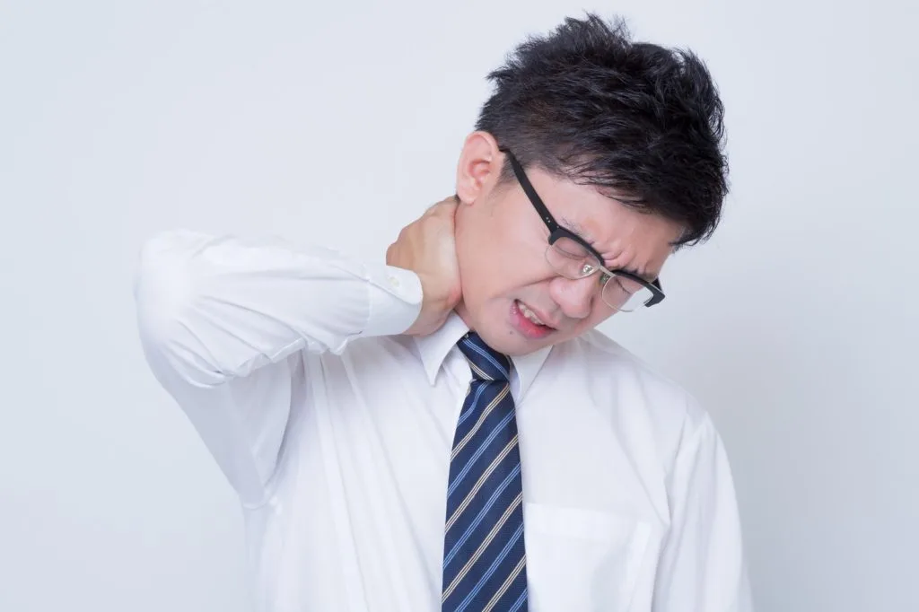 むちうちで首を痛めている男性