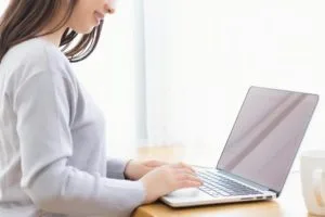 ノートパソコンと笑顔の女性