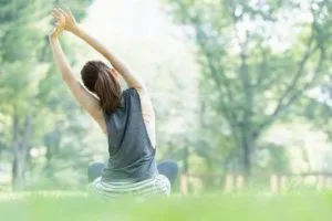 ストレッチする女性
