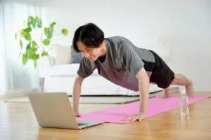 筋トレをする男性