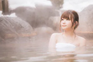 露天風呂に入る女性