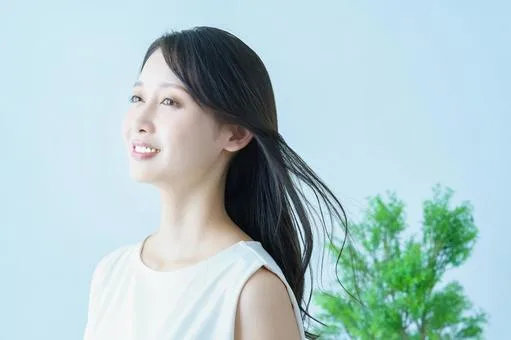 髪を靡かせる女性