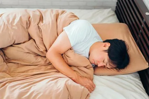 横向きに寝る男性