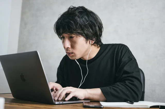 姿勢が悪い人