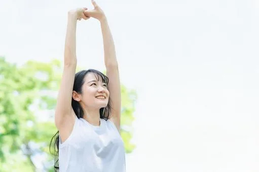 伸びをする女性