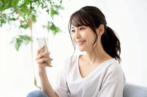 スマホを見る女性
