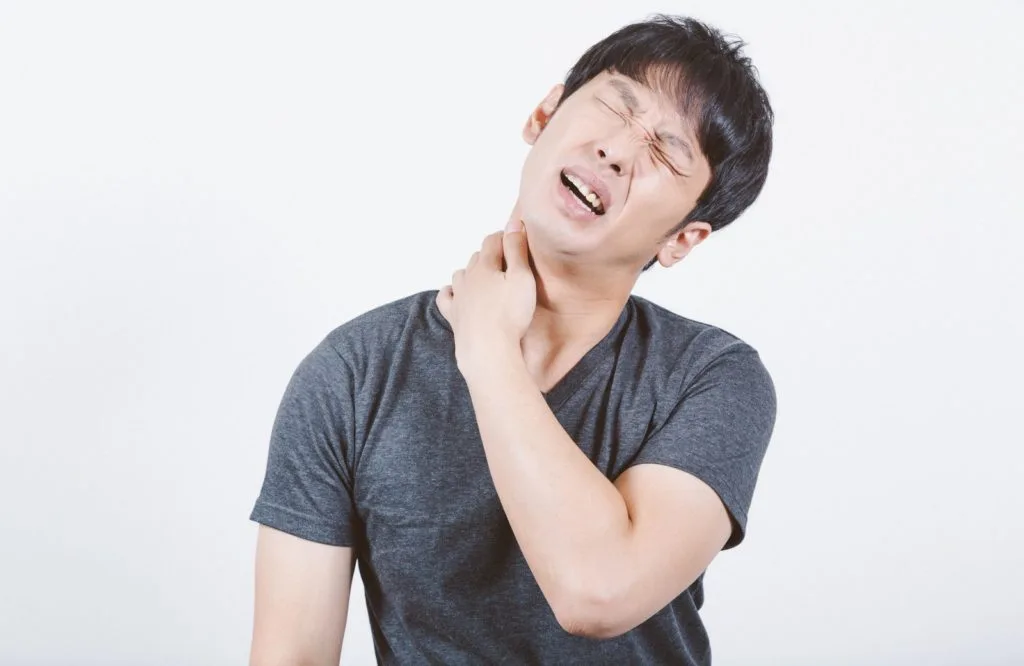 肩が痛い男性