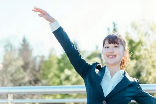 スーツ姿の若い女性