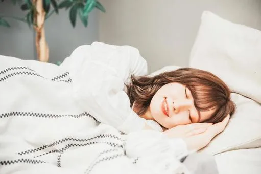 笑顔で寝る女性