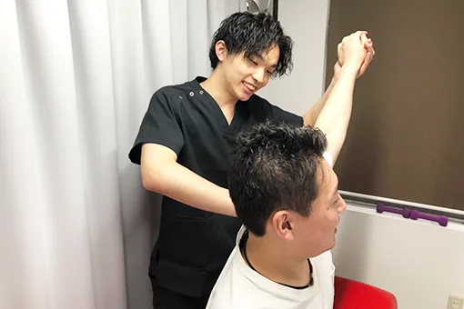 施術を行う男性