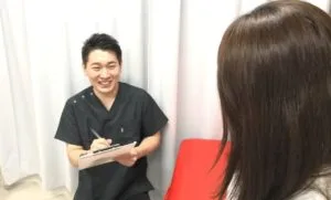 カウンセリング中の施術師
