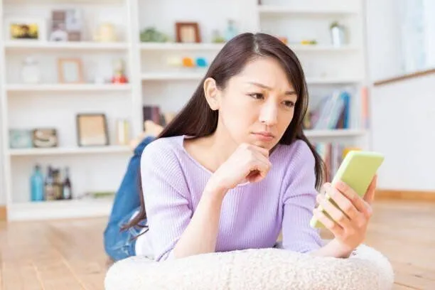 スマホを見る女性