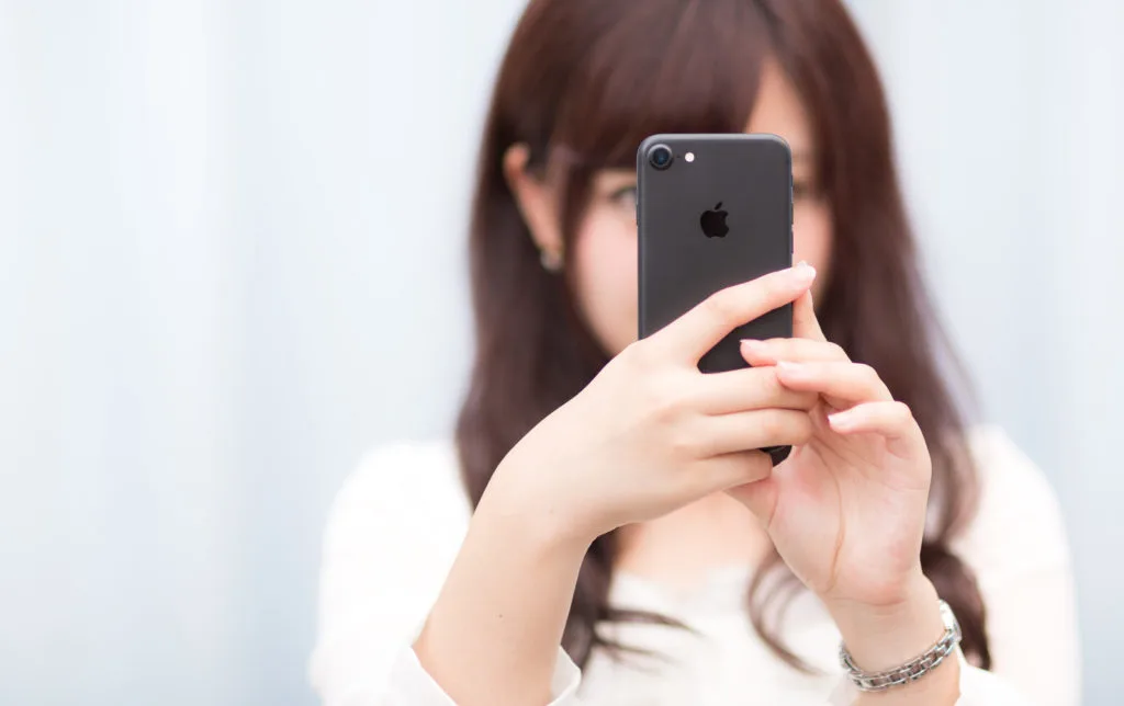 スマホを見る女性