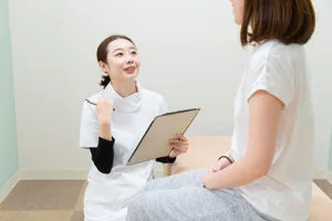 カウンセリング中の施術師