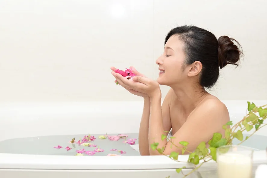 湯船に浸かる女性