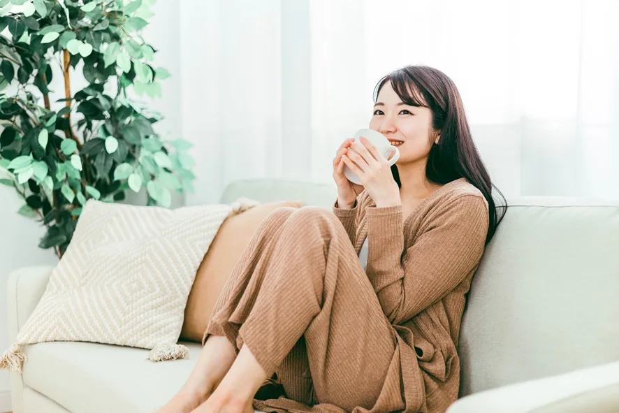ソファでくつろぐ女性