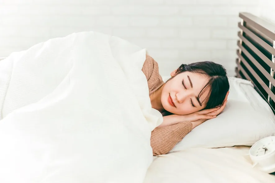 横向きに寝る女性