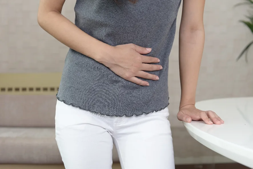 腹痛の女性