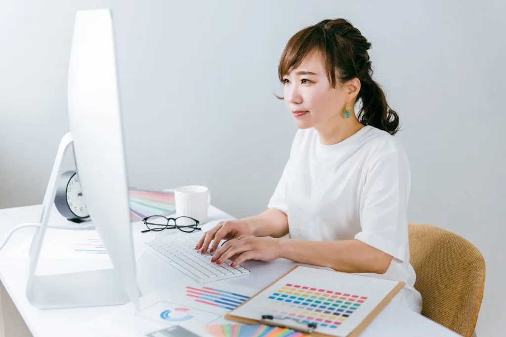 デスクワーク中の女性
