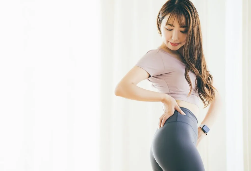 腰を支える女性