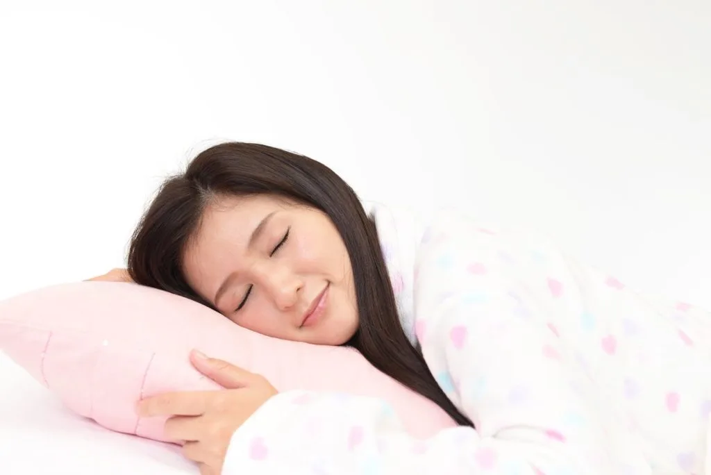 寝ている女性
