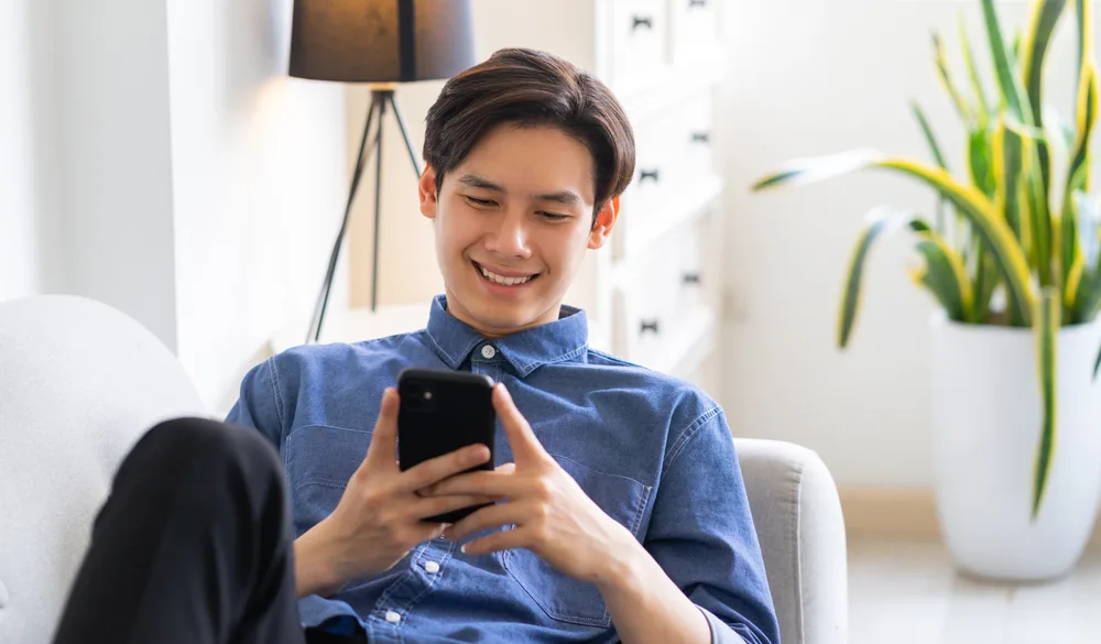 スマホを見て笑う男性