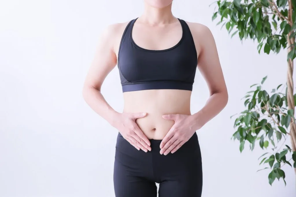 お腹を抑える女性