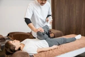 足の治療を受ける女性