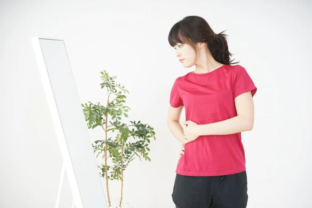自分のスタイルを鏡で確認する女性