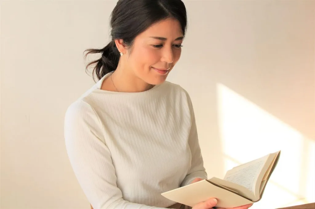 本を読む笑顔の女性
