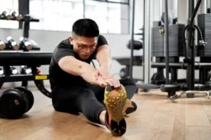 ストレッチ中の男性