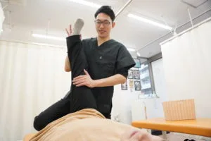 足の治療を施す男性