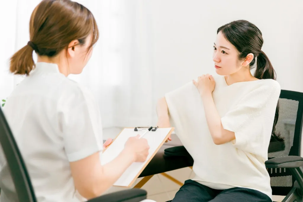 肩の悩みを相談する女性