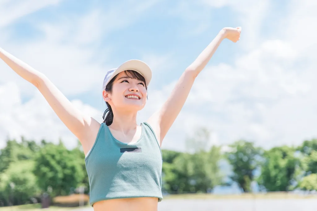 運動中に伸びをする女性